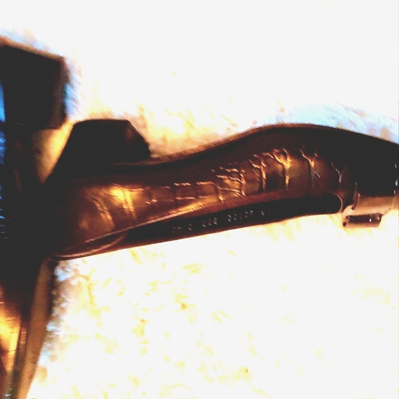 SALVATORE FERRAGAMO 9 BROWN LEATHER CROCODILE EMBOSSED SIGNATURE VARA BOW PUMPS - Picture 4 of 13